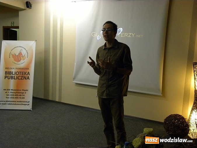 Zdjęcie w galerii na portalu naszwodzislaw.com: Trzy kontynenty w jeden dzień, czyli spotkanie z Piotrem Kowalczykiem w wodzisławskiej bibliotece  wiadomości z regionu