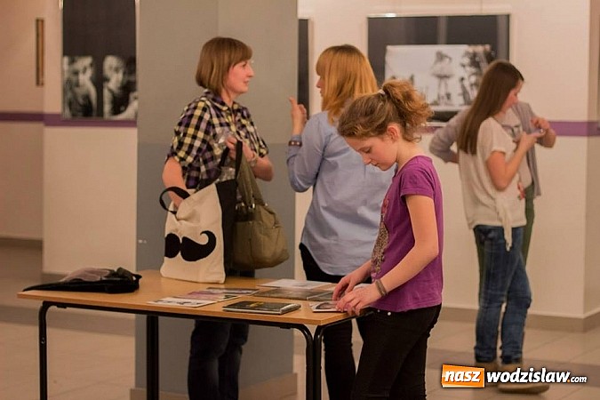 Zdjęcie w galerii na portalu naszwodzislaw.com: Wernisaż wystawy fotografii dziecięcej Moniki Styrnol-Czeczot  wiadomości z regionu