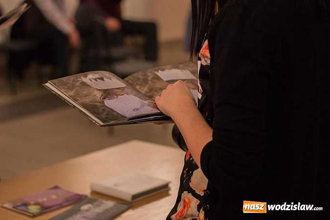 Zdjęcie w galerii na portalu naszwodzislaw.com: Wernisaż wystawy fotografii dziecięcej Moniki Styrnol-Czeczot  wiadomości z regionu
