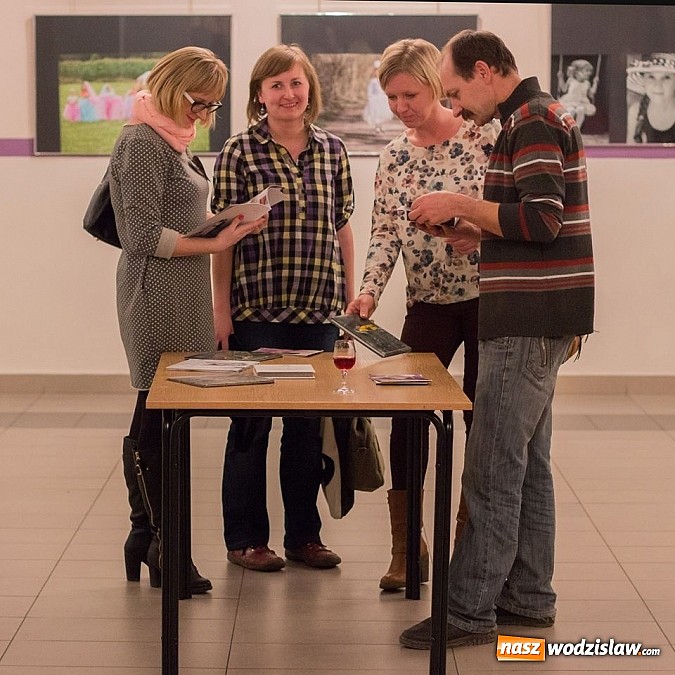 Zdjęcie w galerii na portalu naszwodzislaw.com: Wernisaż wystawy fotografii dziecięcej Moniki Styrnol-Czeczot  wiadomości z regionu