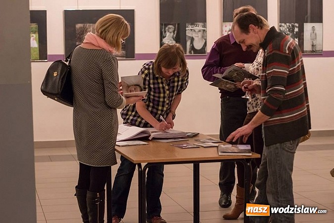 Zdjęcie w galerii na portalu naszwodzislaw.com: Wernisaż wystawy fotografii dziecięcej Moniki Styrnol-Czeczot  wiadomości z regionu