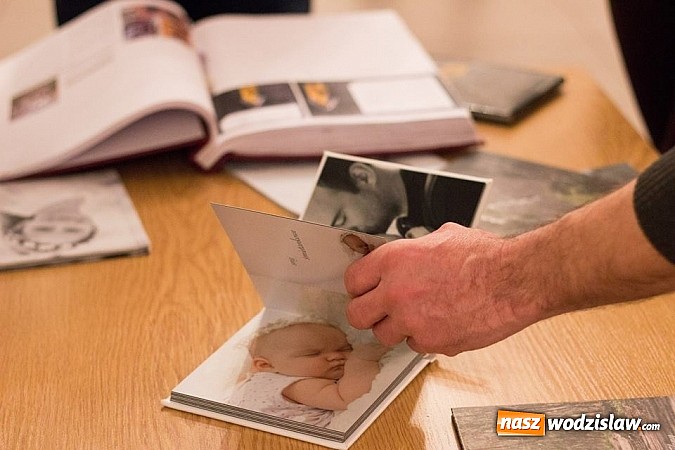 Zdjęcie w galerii na portalu naszwodzislaw.com: Wernisaż wystawy fotografii dziecięcej Moniki Styrnol-Czeczot  wiadomości z regionu