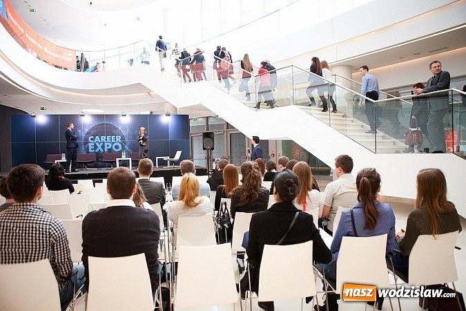 Zdjęcie w galerii na portalu naszwodzislaw.com: Szybkie rekrutacje, szkolenia i debaty na targach pracy Career EXPO wiadomości z regionu