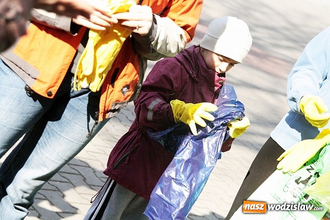 Zdjęcie w galerii na portalu naszwodzislaw.com: Mieszkańcy Gorzyc ruszyli sprzątać Gminę wiadomości z regionu