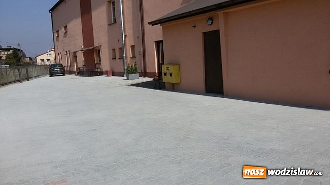 Zdjęcie w galerii na portalu naszwodzislaw.com: Plac przy Ośrodku Kultury w Gołkowicach po remoncie wiadomości z regionu