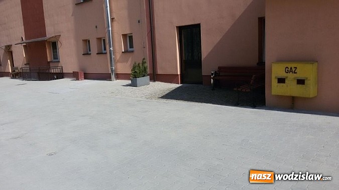 Zdjęcie w galerii na portalu naszwodzislaw.com: Plac przy Ośrodku Kultury w Gołkowicach po remoncie wiadomości z regionu