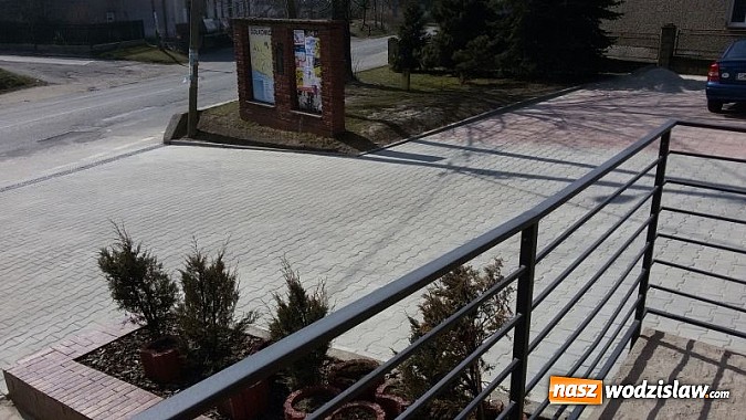 Zdjęcie w galerii na portalu naszwodzislaw.com: Plac przy Ośrodku Kultury w Gołkowicach po remoncie wiadomości z regionu