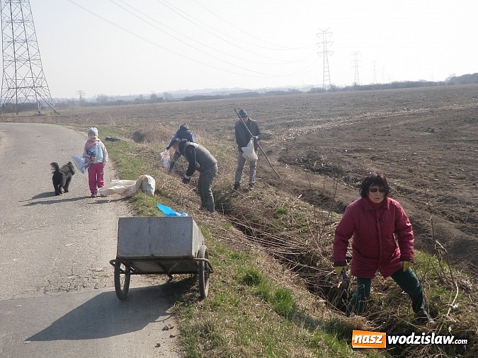 Zdjęcie w galerii na portalu naszwodzislaw.com: Zebrali około 4 ton odpadów wiadomości z regionu