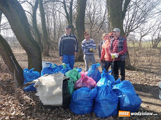 Zdjęcie w galerii na portalu naszwodzislaw.com: Zebrali około 4 ton odpadów wiadomości z regionu