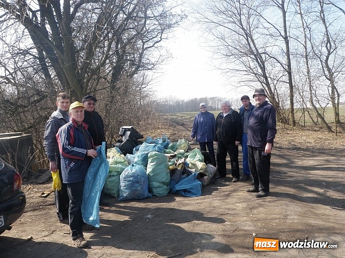 Zdjęcie w galerii na portalu naszwodzislaw.com: Zebrali około 4 ton odpadów wiadomości z regionu
