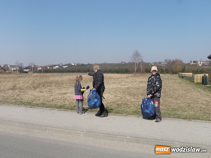 Zdjęcie w galerii na portalu naszwodzislaw.com: Zebrali około 4 ton odpadów wiadomości z regionu