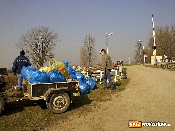 Zdjęcie w galerii na portalu naszwodzislaw.com: Zebrali około 4 ton odpadów wiadomości z regionu