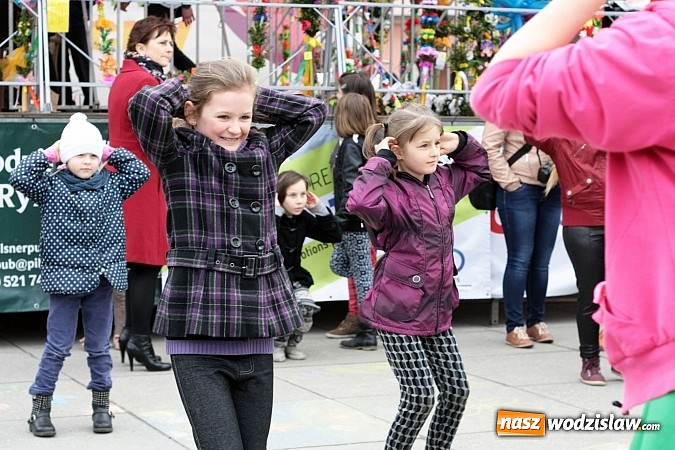 Zdjęcie w galerii na portalu naszwodzislaw.com: Przez siedem dni na wodzisławskim rynku można było zaopatrzyć się na święta wiadomości z regionu