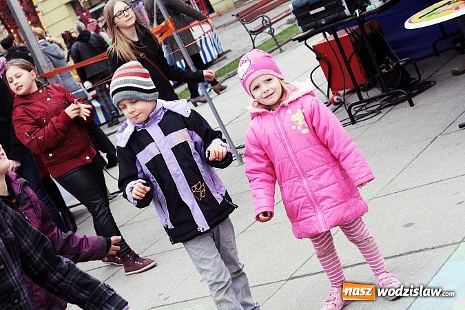 Zdjęcie w galerii na portalu naszwodzislaw.com: Przez siedem dni na wodzisławskim rynku można było zaopatrzyć się na święta wiadomości z regionu