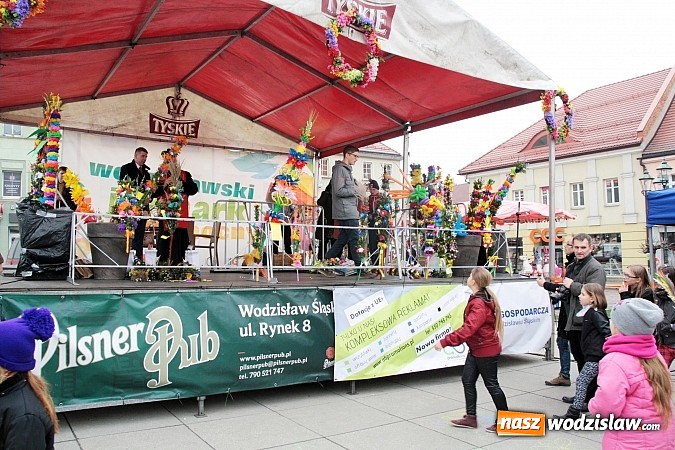 Zdjęcie w galerii na portalu naszwodzislaw.com: Przez siedem dni na wodzisławskim rynku można było zaopatrzyć się na święta wiadomości z regionu