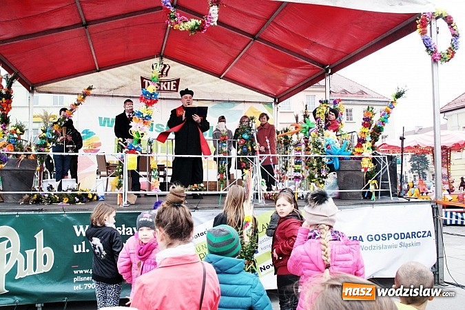 Zdjęcie w galerii na portalu naszwodzislaw.com: Przez siedem dni na wodzisławskim rynku można było zaopatrzyć się na święta wiadomości z regionu