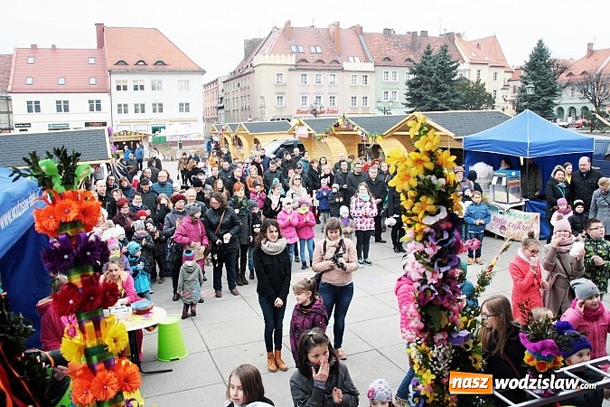 Zdjęcie w galerii na portalu naszwodzislaw.com: Przez siedem dni na wodzisławskim rynku można było zaopatrzyć się na święta wiadomości z regionu