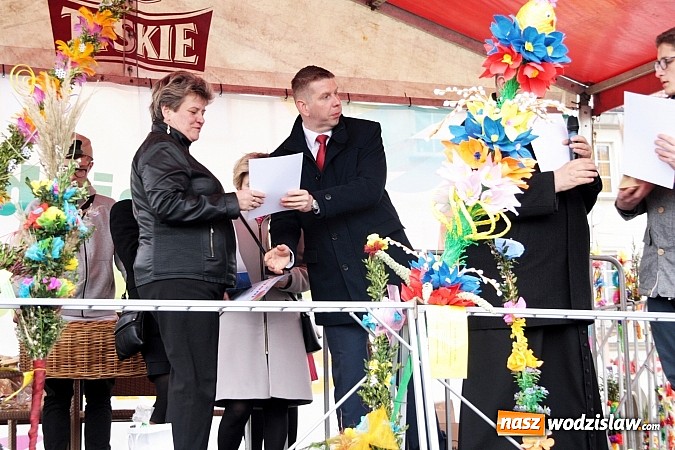 Zdjęcie w galerii na portalu naszwodzislaw.com: Przez siedem dni na wodzisławskim rynku można było zaopatrzyć się na święta wiadomości z regionu