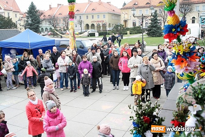 Zdjęcie w galerii na portalu naszwodzislaw.com: Przez siedem dni na wodzisławskim rynku można było zaopatrzyć się na święta wiadomości z regionu
