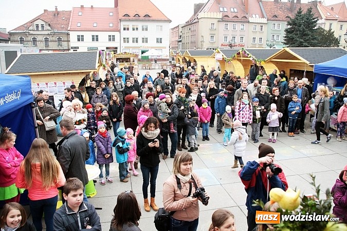 Zdjęcie w galerii na portalu naszwodzislaw.com: Przez siedem dni na wodzisławskim rynku można było zaopatrzyć się na święta wiadomości z regionu