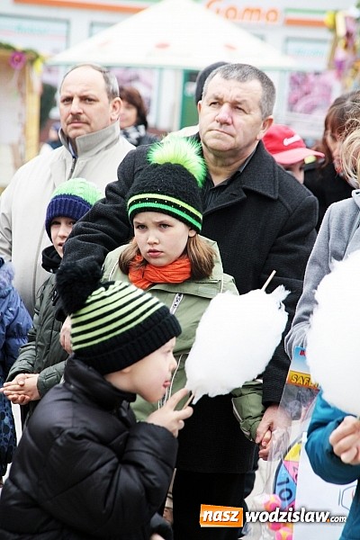 Zdjęcie w galerii na portalu naszwodzislaw.com: Przez siedem dni na wodzisławskim rynku można było zaopatrzyć się na święta wiadomości z regionu