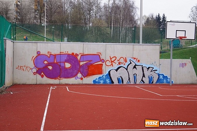 Zdjęcie w galerii na portalu naszwodzislaw.com: Wandale na "Trzech Wzgórzach". Swoje poczynania nagrali i wrzucili do Internetu wiadomości z regionu
