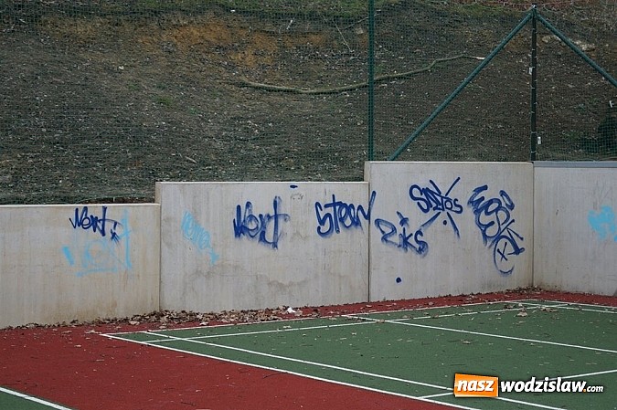 Zdjęcie w galerii na portalu naszwodzislaw.com: Wandale na "Trzech Wzgórzach". Swoje poczynania nagrali i wrzucili do Internetu wiadomości z regionu