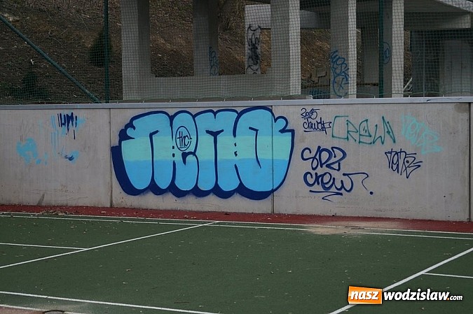Zdjęcie w galerii na portalu naszwodzislaw.com: Wandale na "Trzech Wzgórzach". Swoje poczynania nagrali i wrzucili do Internetu wiadomości z regionu