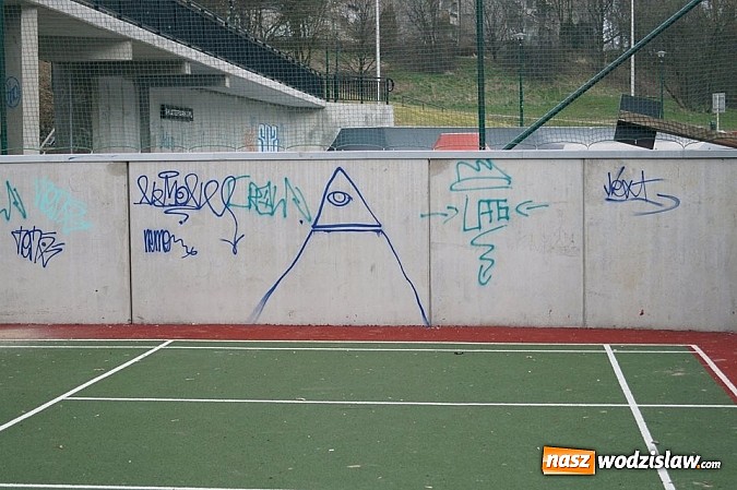 Zdjęcie w galerii na portalu naszwodzislaw.com: Wandale na "Trzech Wzgórzach". Swoje poczynania nagrali i wrzucili do Internetu wiadomości z regionu