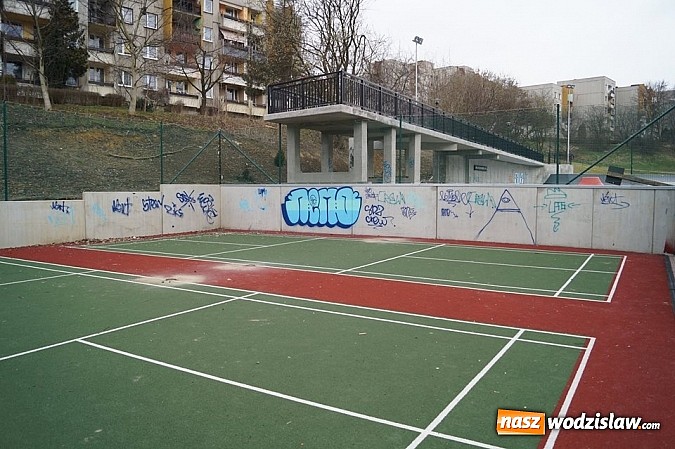 Zdjęcie w galerii na portalu naszwodzislaw.com: Wandale na "Trzech Wzgórzach". Swoje poczynania nagrali i wrzucili do Internetu wiadomości z regionu