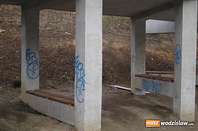 Zdjęcie w galerii na portalu naszwodzislaw.com: Wandale na "Trzech Wzgórzach". Swoje poczynania nagrali i wrzucili do Internetu wiadomości z regionu