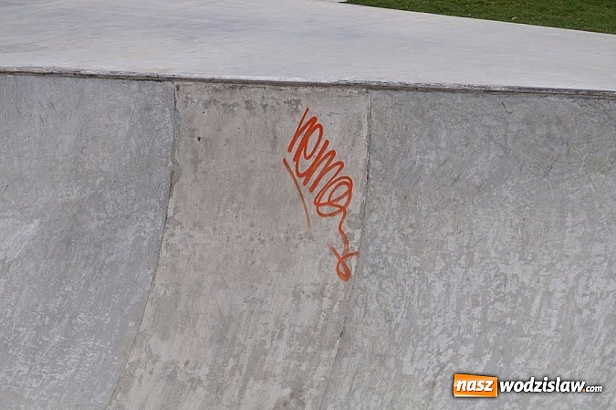 Zdjęcie w galerii na portalu naszwodzislaw.com: Wandale na "Trzech Wzgórzach". Swoje poczynania nagrali i wrzucili do Internetu wiadomości z regionu