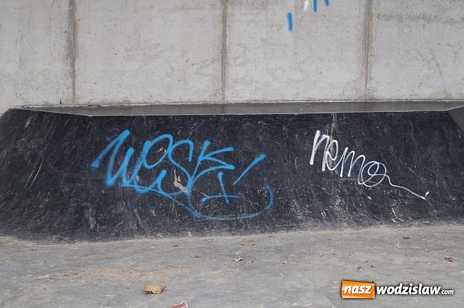 Zdjęcie w galerii na portalu naszwodzislaw.com: Wandale na "Trzech Wzgórzach". Swoje poczynania nagrali i wrzucili do Internetu wiadomości z regionu