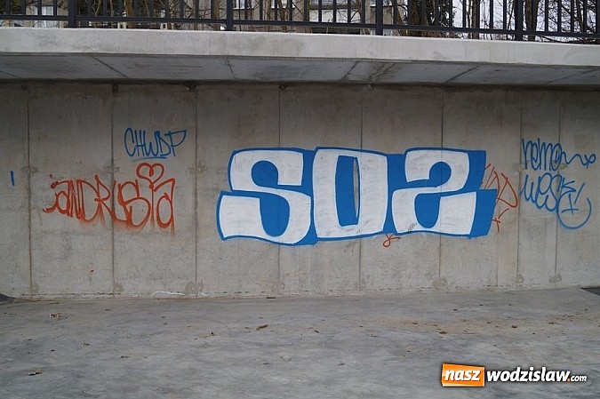 Zdjęcie w galerii na portalu naszwodzislaw.com: Wandale na "Trzech Wzgórzach". Swoje poczynania nagrali i wrzucili do Internetu wiadomości z regionu