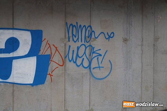 Zdjęcie w galerii na portalu naszwodzislaw.com: Wandale na "Trzech Wzgórzach". Swoje poczynania nagrali i wrzucili do Internetu wiadomości z regionu