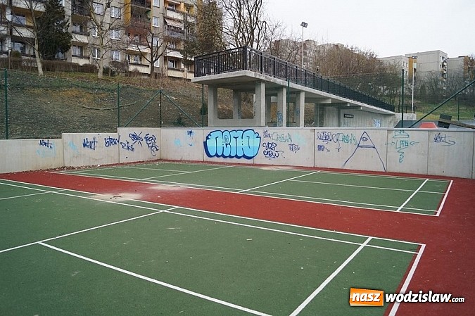 Zdjęcie w galerii na portalu naszwodzislaw.com: Wandale na "Trzech Wzgórzach". Swoje poczynania nagrali i wrzucili do Internetu wiadomości z regionu