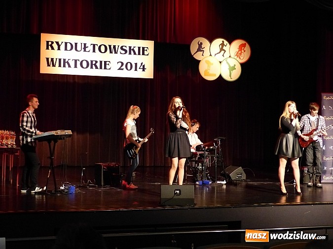 Zdjęcie w galerii na portalu naszwodzislaw.com: Wiktorie trafiły do rąk najlepszych sportowc&oacute;w wiadomości z regionu