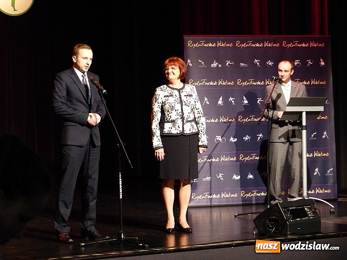 Zdjęcie w galerii na portalu naszwodzislaw.com: Wiktorie trafiły do rąk najlepszych sportowc&oacute;w wiadomości z regionu