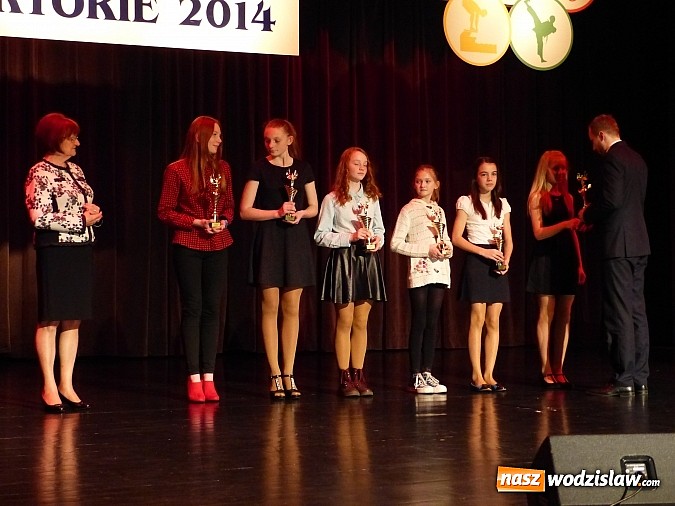 Zdjęcie w galerii na portalu naszwodzislaw.com: Wiktorie trafiły do rąk najlepszych sportowc&oacute;w wiadomości z regionu