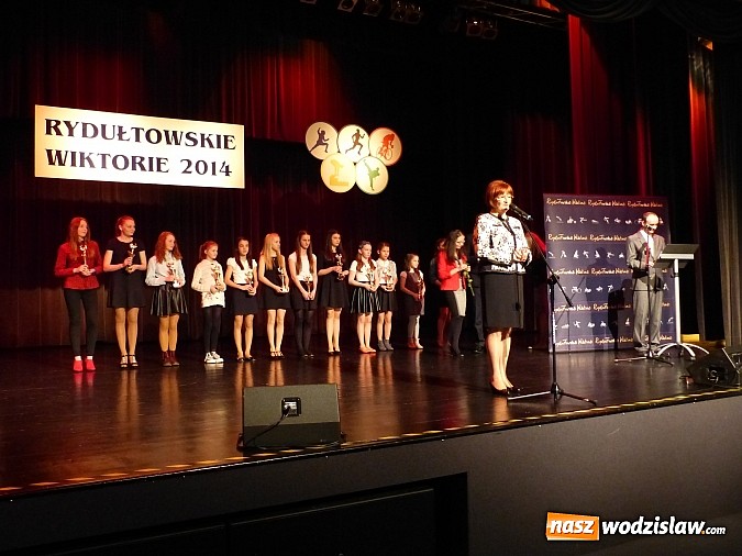 Zdjęcie w galerii na portalu naszwodzislaw.com: Wiktorie trafiły do rąk najlepszych sportowc&oacute;w wiadomości z regionu