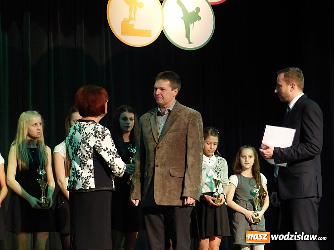 Zdjęcie w galerii na portalu naszwodzislaw.com: Wiktorie trafiły do rąk najlepszych sportowc&oacute;w wiadomości z regionu