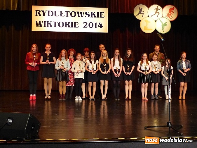 Zdjęcie w galerii na portalu naszwodzislaw.com: Wiktorie trafiły do rąk najlepszych sportowc&oacute;w wiadomości z regionu