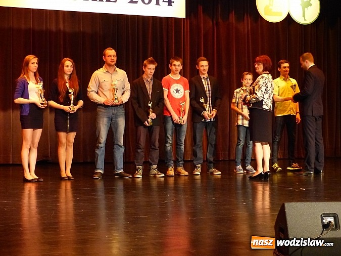 Zdjęcie w galerii na portalu naszwodzislaw.com: Wiktorie trafiły do rąk najlepszych sportowc&oacute;w wiadomości z regionu