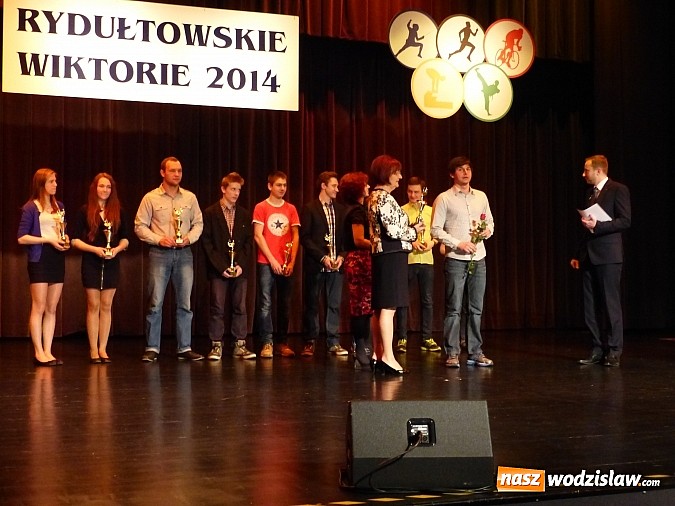 Zdjęcie w galerii na portalu naszwodzislaw.com: Wiktorie trafiły do rąk najlepszych sportowc&oacute;w wiadomości z regionu