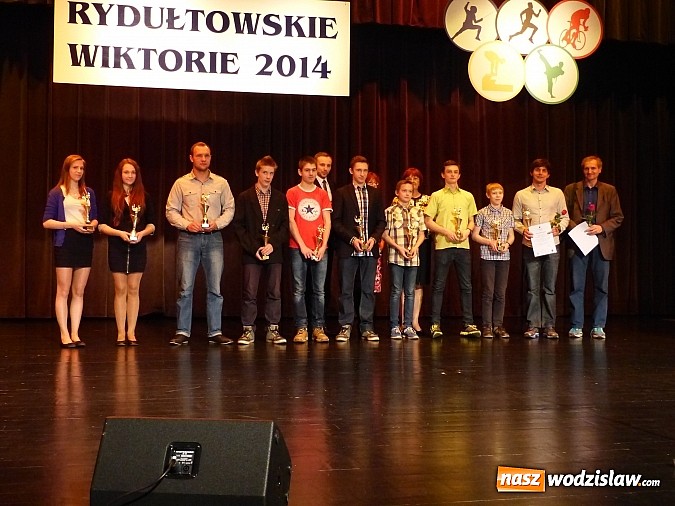 Zdjęcie w galerii na portalu naszwodzislaw.com: Wiktorie trafiły do rąk najlepszych sportowc&oacute;w wiadomości z regionu