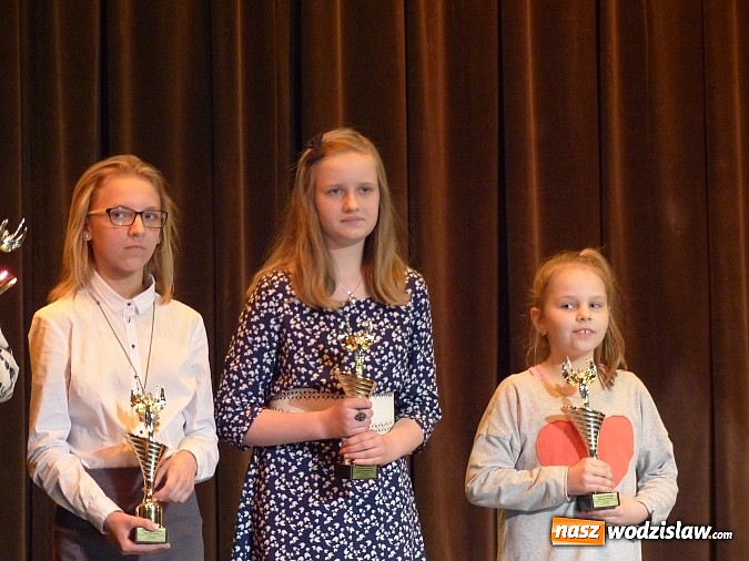 Zdjęcie w galerii na portalu naszwodzislaw.com: Wiktorie trafiły do rąk najlepszych sportowc&oacute;w wiadomości z regionu