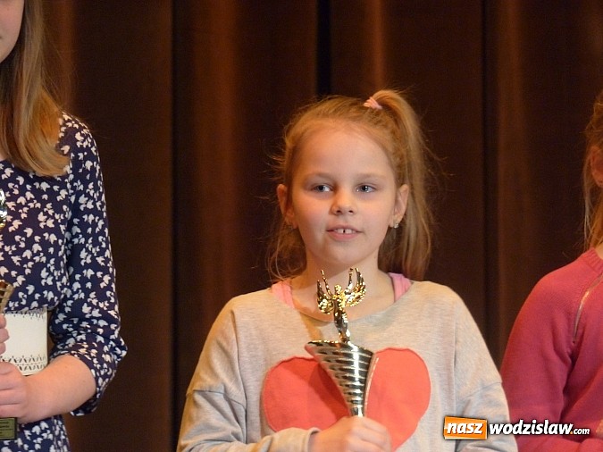 Zdjęcie w galerii na portalu naszwodzislaw.com: Wiktorie trafiły do rąk najlepszych sportowc&oacute;w wiadomości z regionu