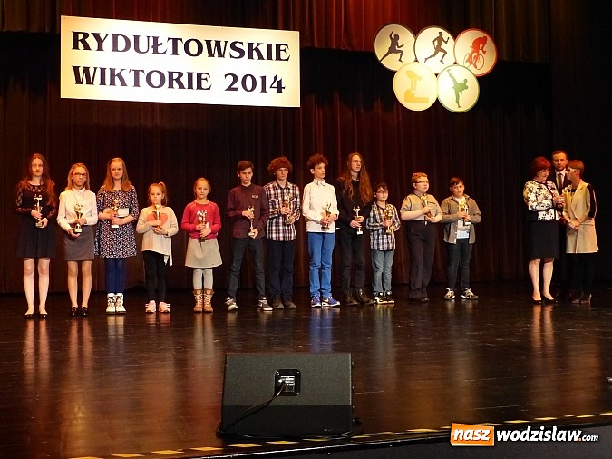 Zdjęcie w galerii na portalu naszwodzislaw.com: Wiktorie trafiły do rąk najlepszych sportowc&oacute;w wiadomości z regionu