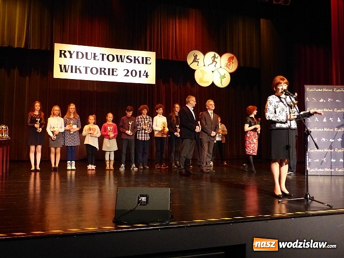 Zdjęcie w galerii na portalu naszwodzislaw.com: Wiktorie trafiły do rąk najlepszych sportowc&oacute;w wiadomości z regionu