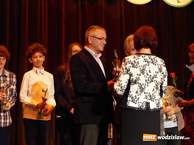 Zdjęcie w galerii na portalu naszwodzislaw.com: Wiktorie trafiły do rąk najlepszych sportowc&oacute;w wiadomości z regionu